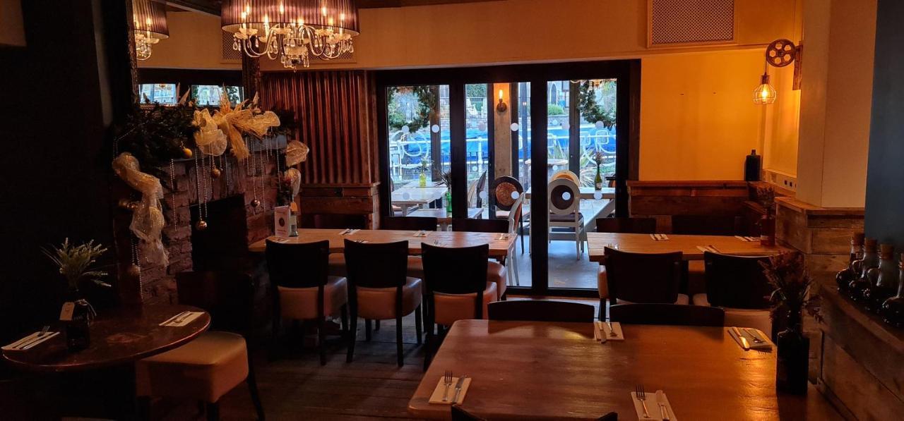 The Waterside Bar, Rooms & Restaurant Swinton  Esterno foto