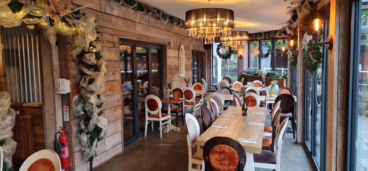 The Waterside Bar, Rooms & Restaurant Swinton  Esterno foto